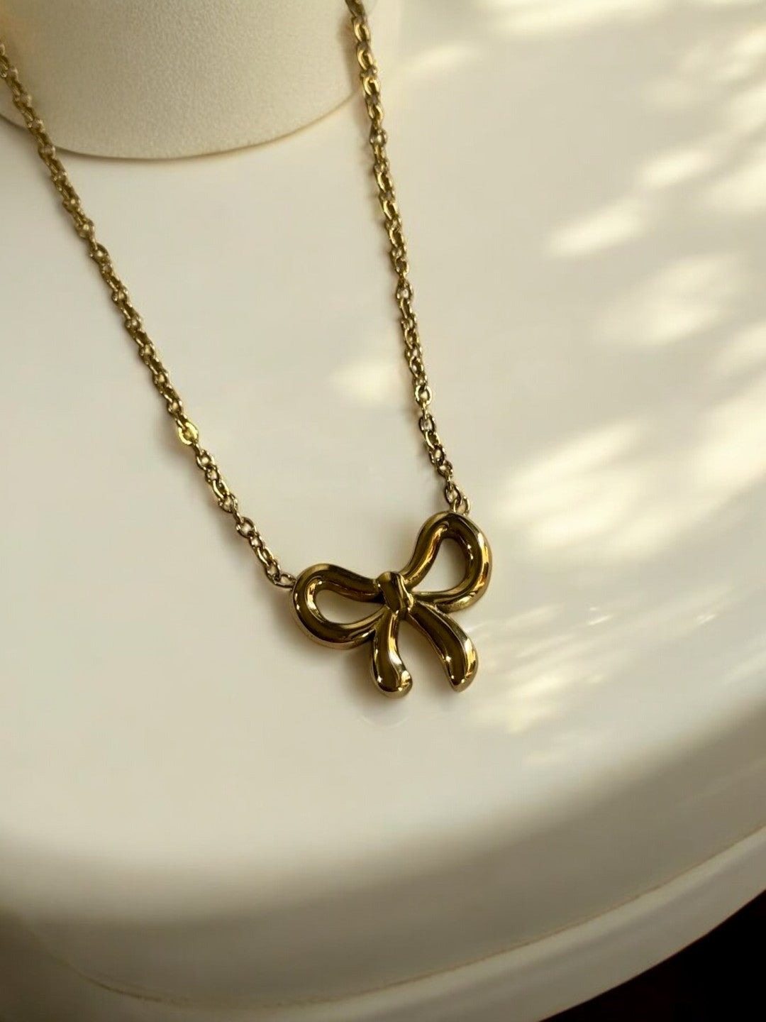 GOLDEN CHAIN WITH ELEGANT BOW