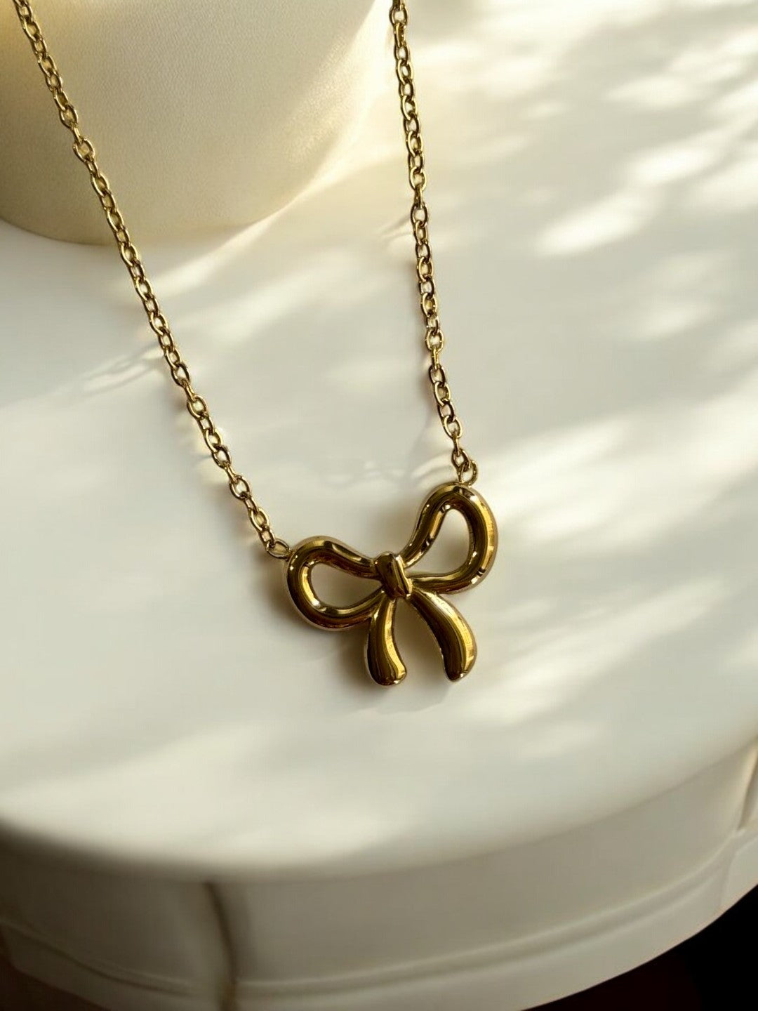 GOLDEN CHAIN WITH ELEGANT BOW