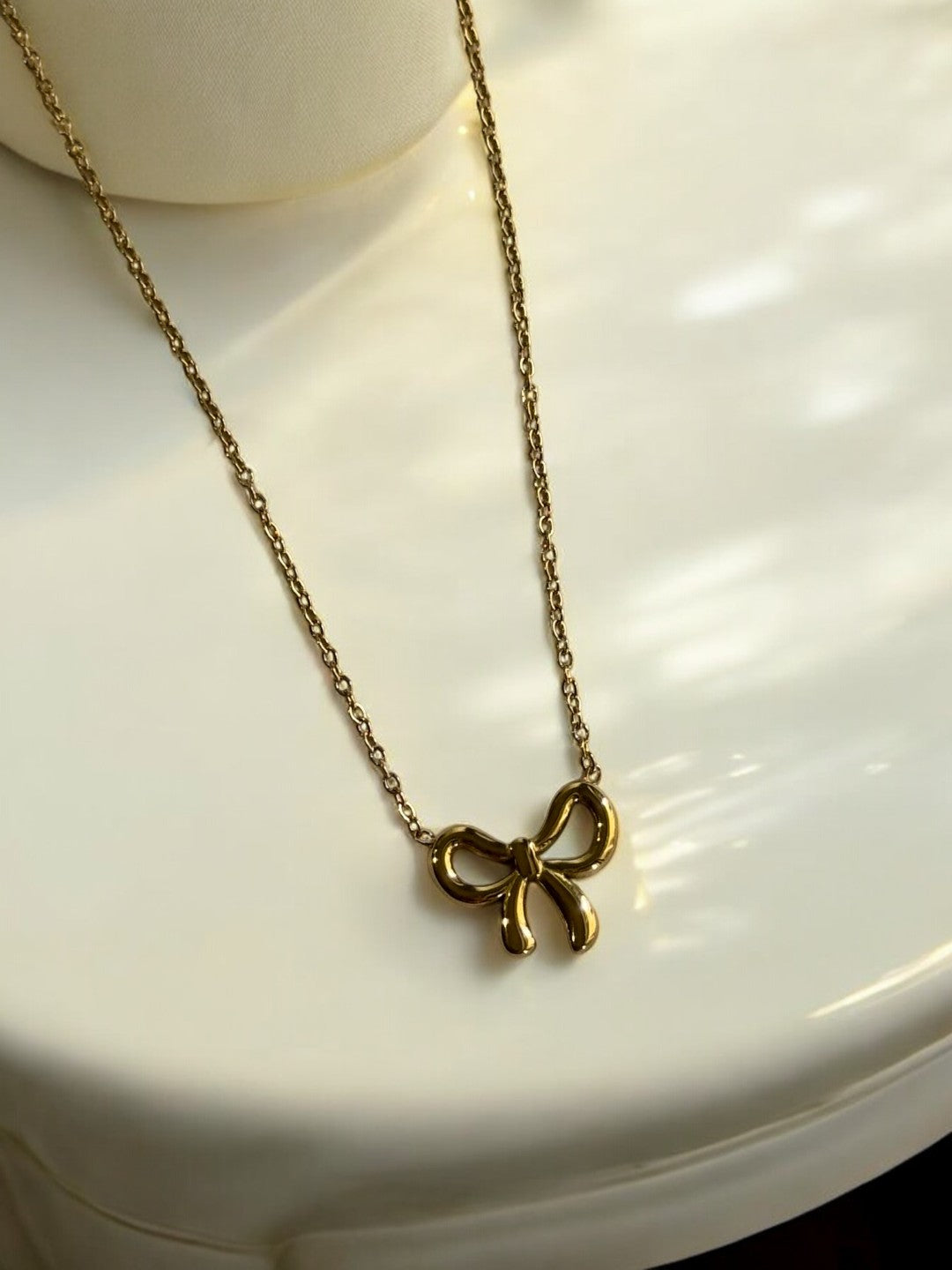 GOLDEN CHAIN WITH ELEGANT BOW