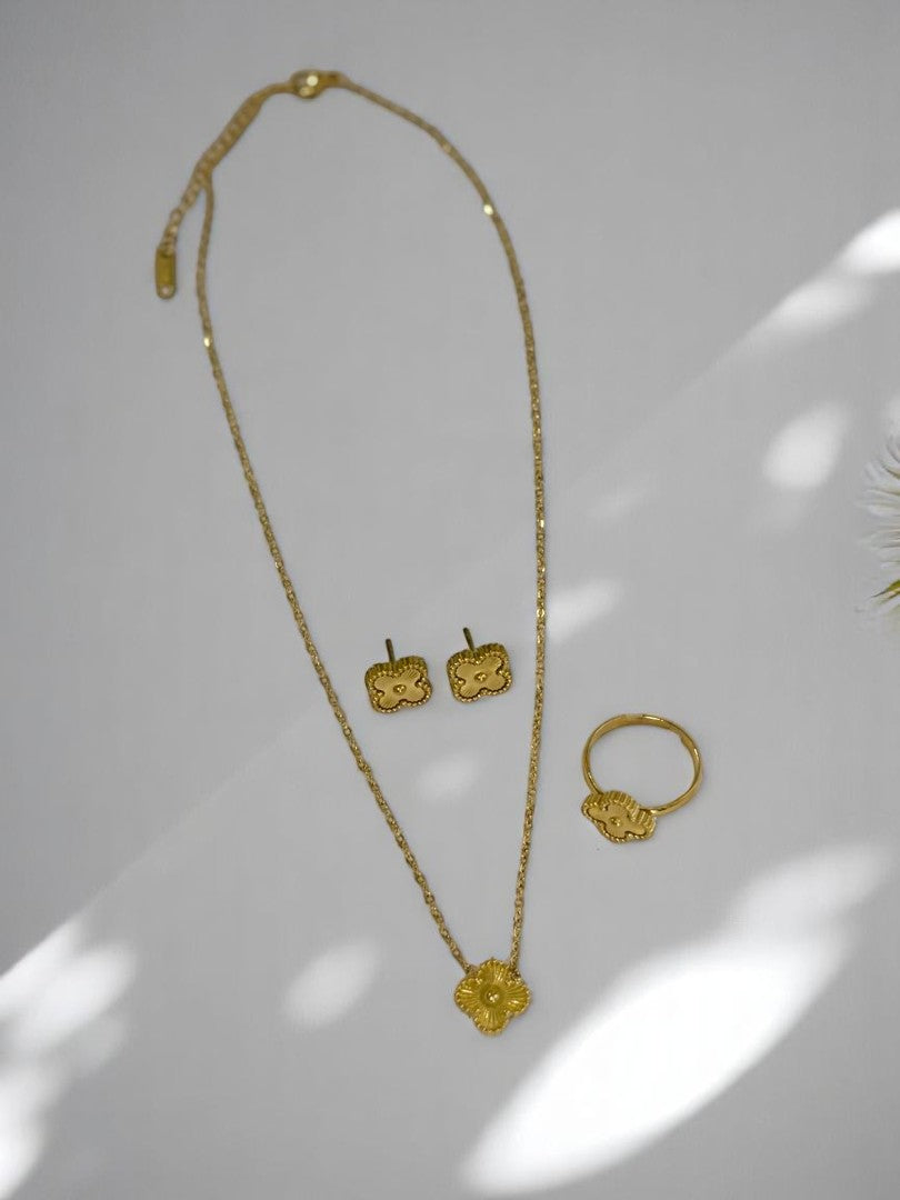 GOLDEN CHAIN WITH BRANDED CLOVER PENDENT, EARRING AND FINGER RING