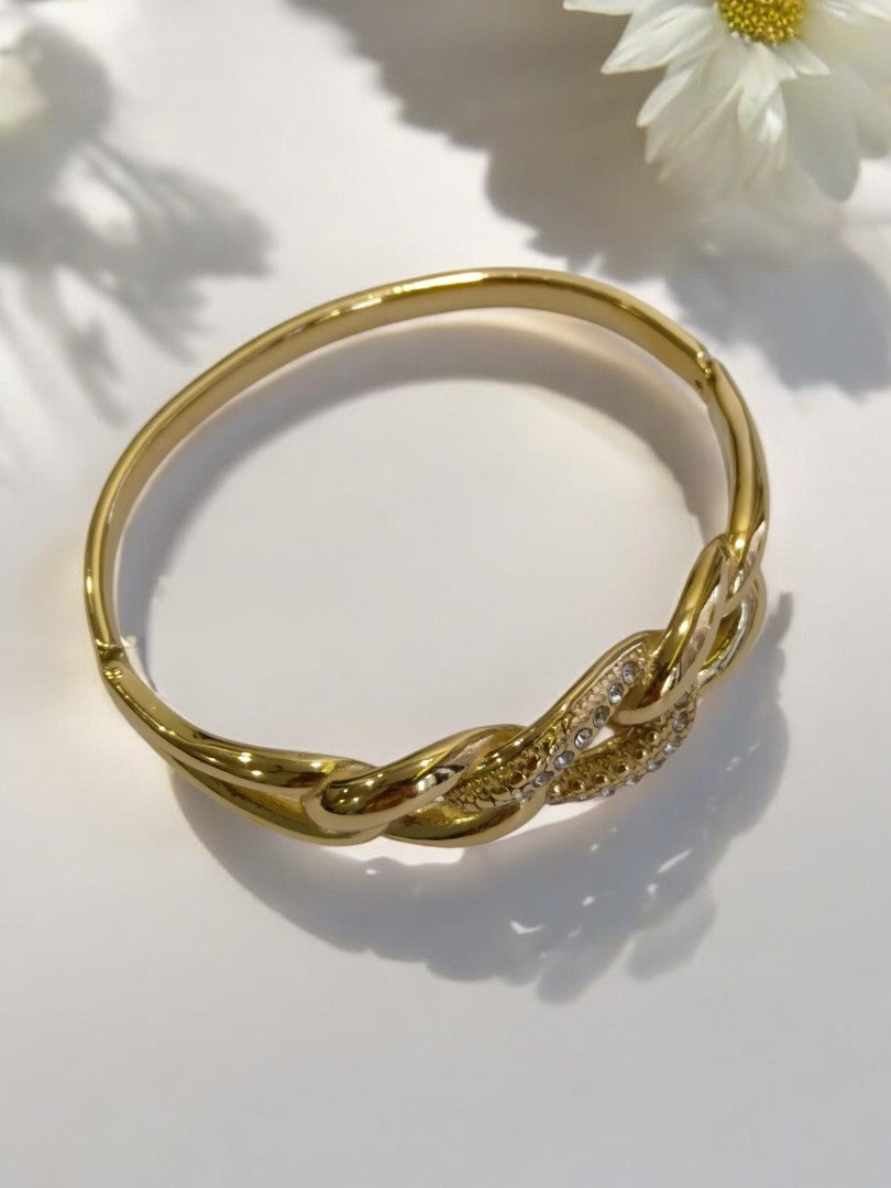 GOLDEN CHAIN LOOK BRACELET WITH SHINY DIAMOND