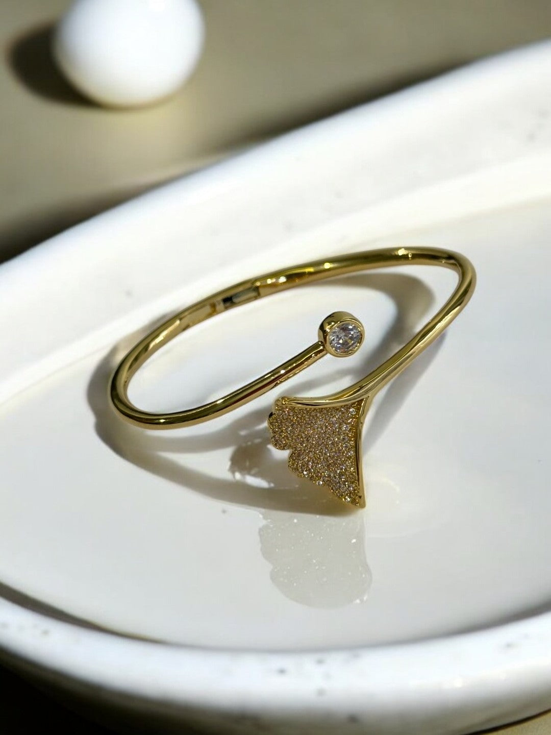 GOLDEN TWINKLING DIAMOND FLOWER PETAL