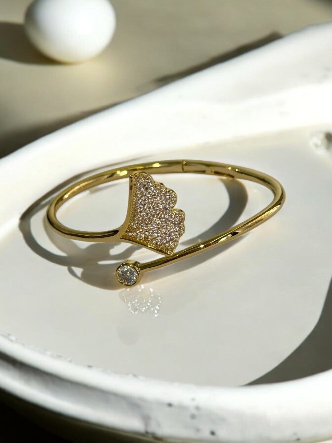GOLDEN TWINKLING DIAMOND FLOWER PETAL