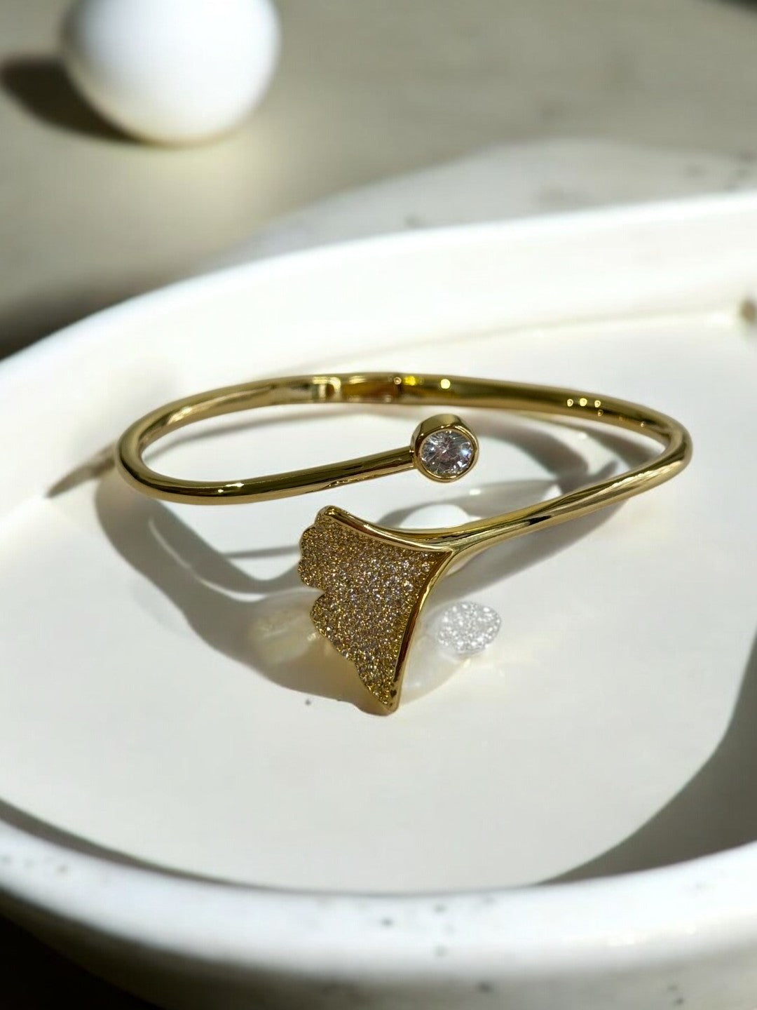 GOLDEN TWINKLING DIAMOND FLOWER PETAL