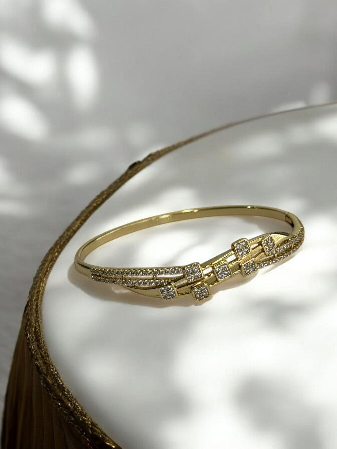 GOLDEN SQUARE DIAMOND BRACELET