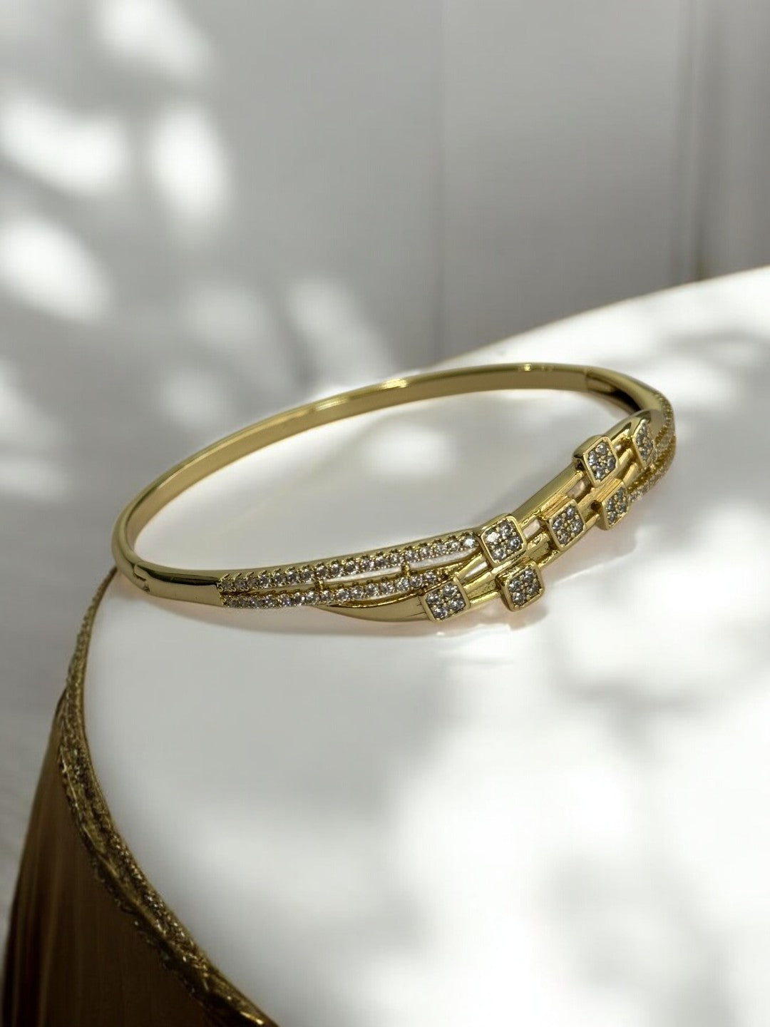 GOLDEN SQUARE DIAMOND BRACELET
