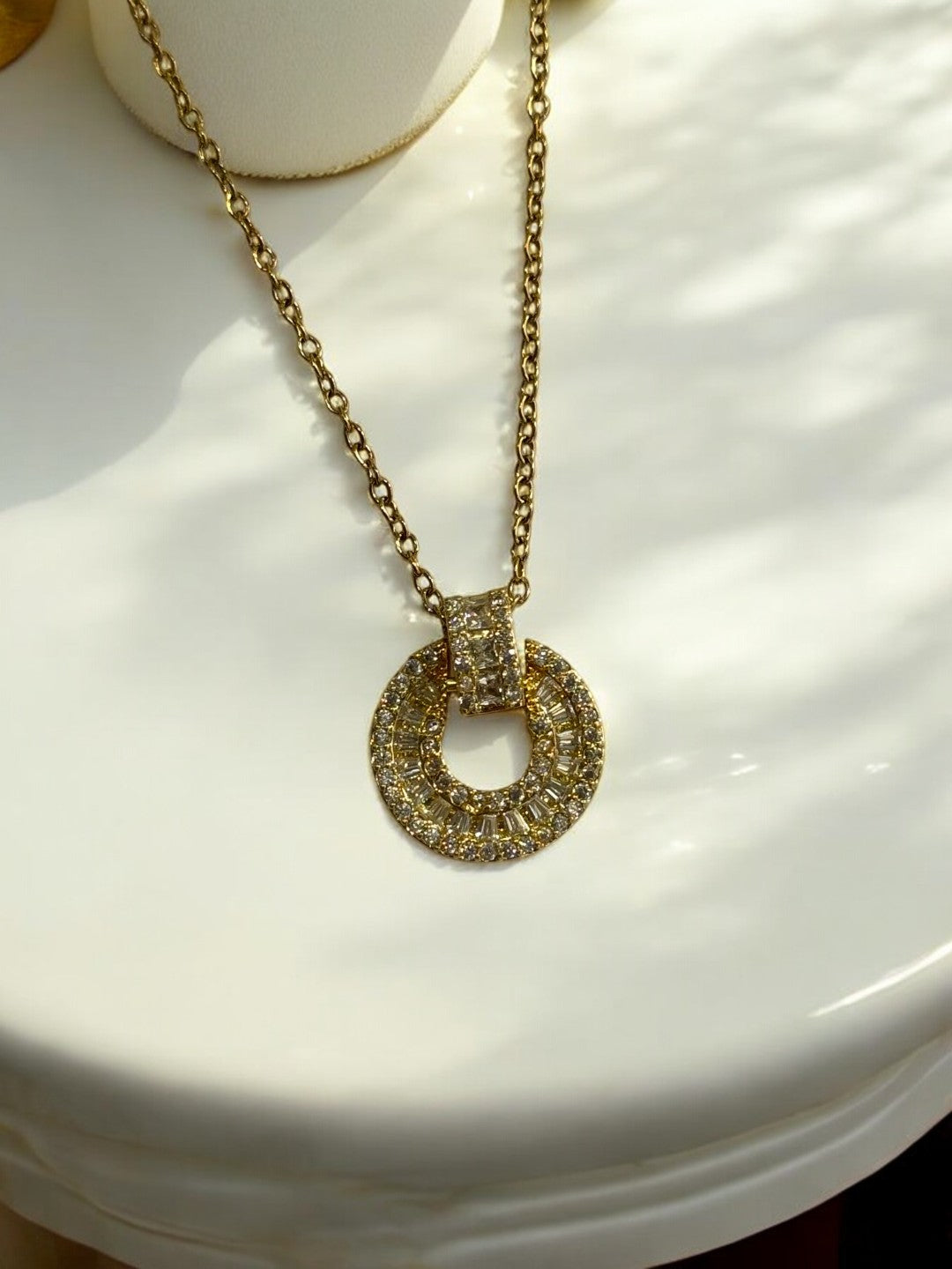 GOLDEN CHAIN WITH DIAMOND PENDENT