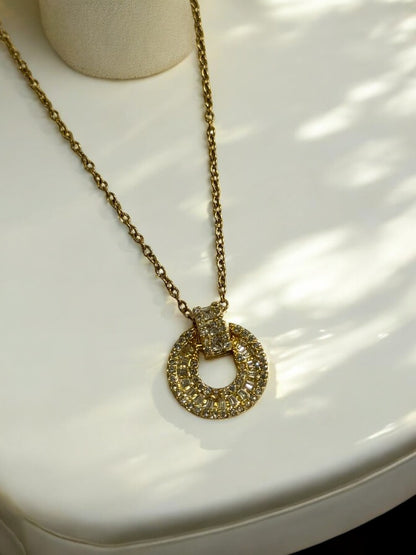 GOLDEN CHAIN WITH DIAMOND PENDENT