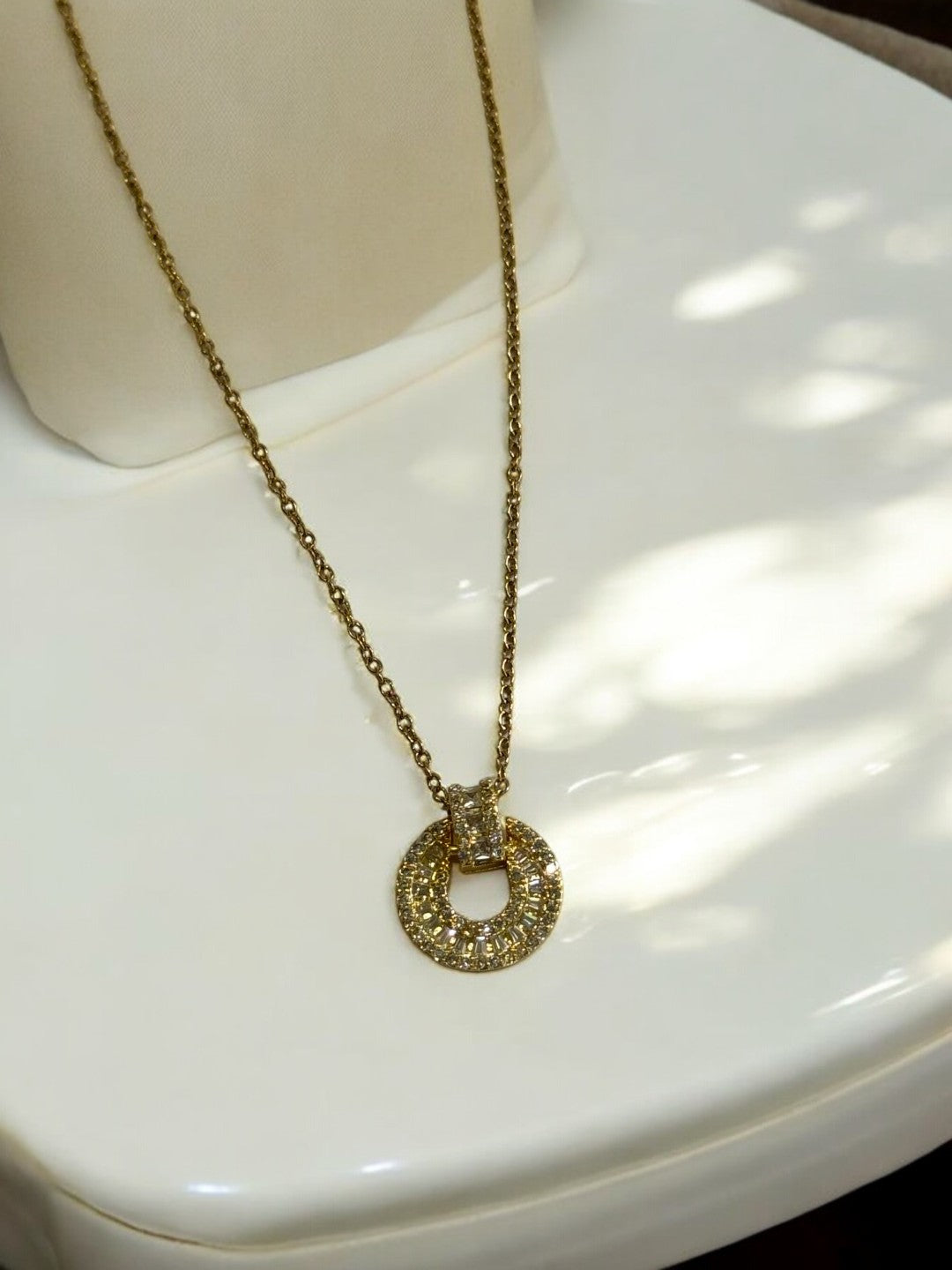 GOLDEN CHAIN WITH DIAMOND PENDENT