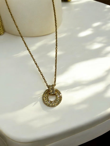 GOLDEN CHAIN WITH DIAMOND PENDENT