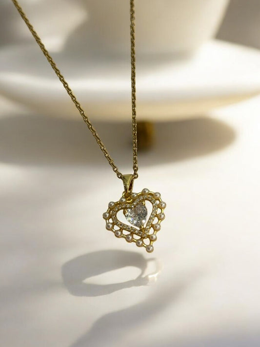 GOLDEN CHAIN WITH DIAMOND HEART PENDENT