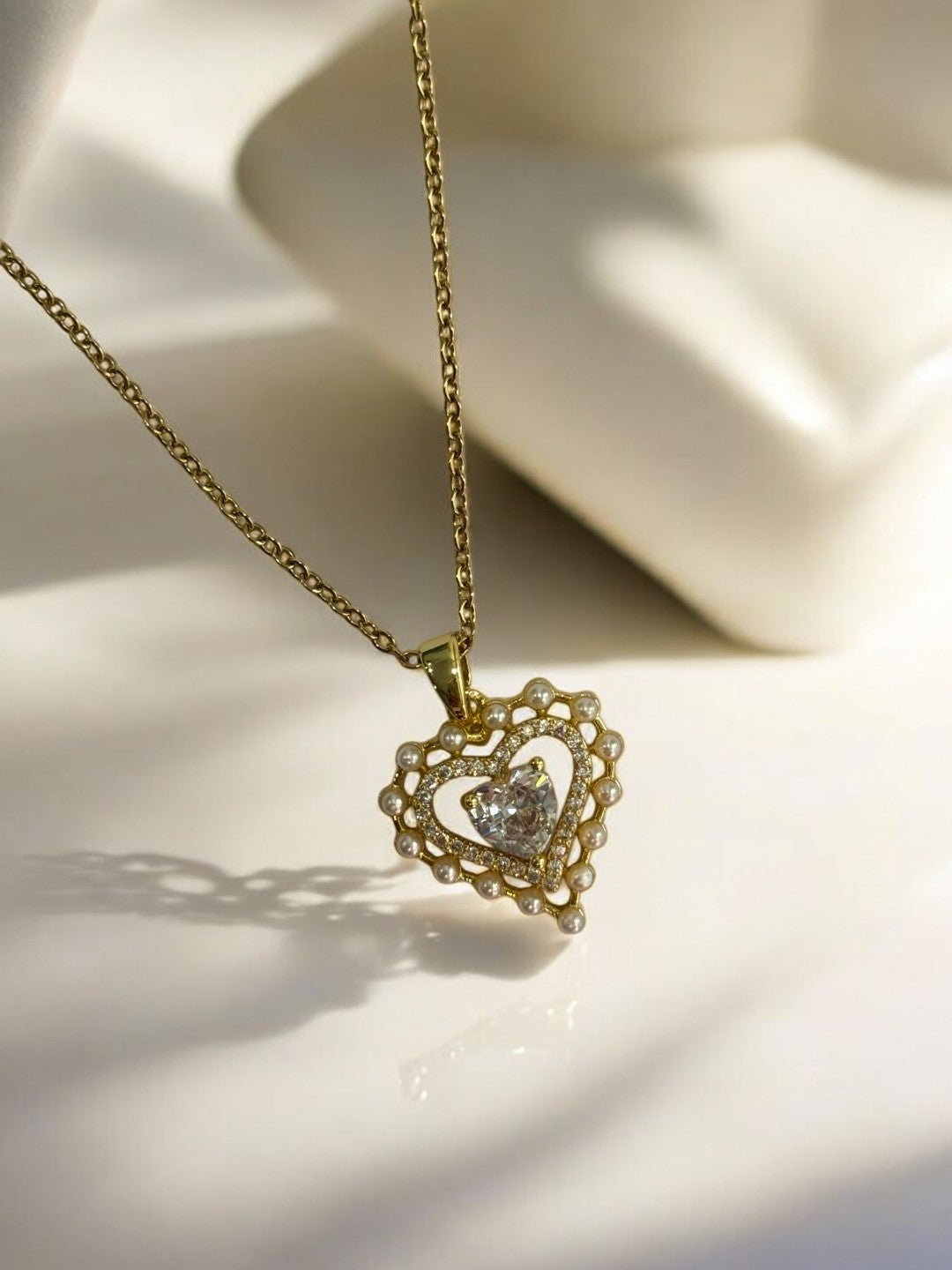 GOLDEN CHAIN WITH DIAMOND HEART PENDENT
