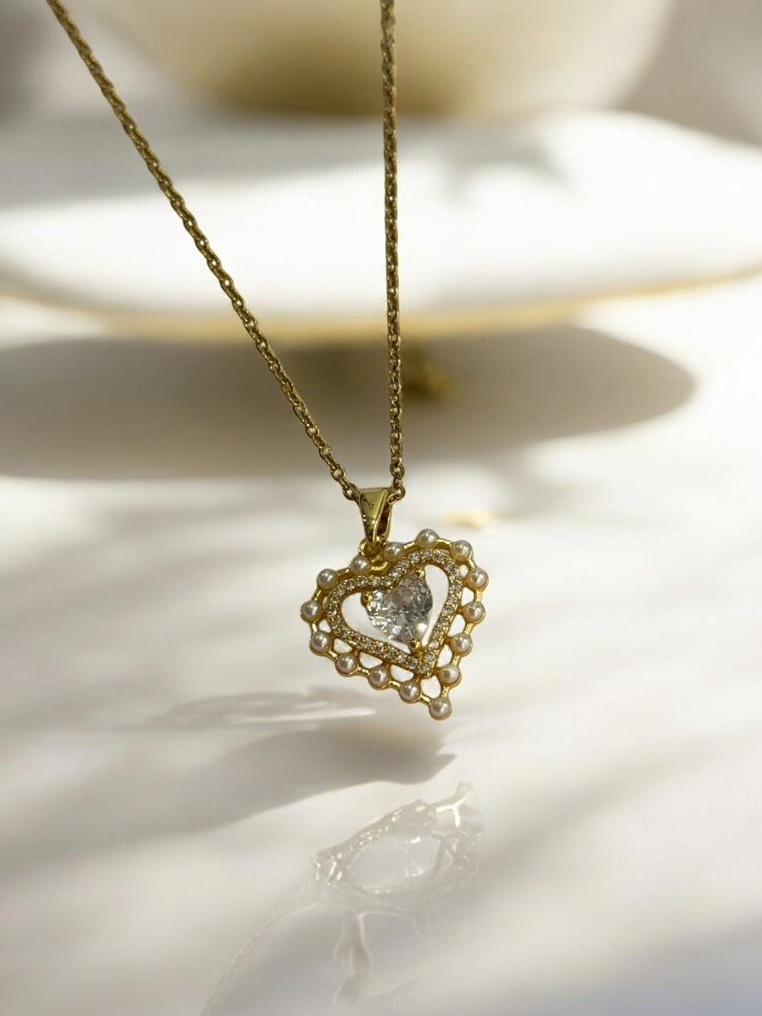 GOLDEN CHAIN WITH DIAMOND HEART PENDENT