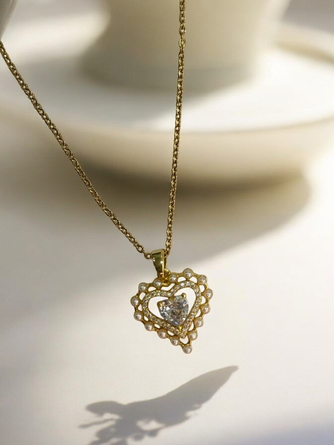 GOLDEN CHAIN WITH DIAMOND HEART PENDENT 