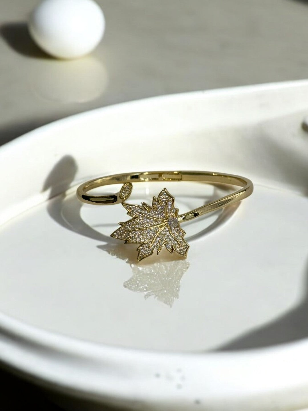 GOLDEN SHIMMERING DIAMOND LEAF