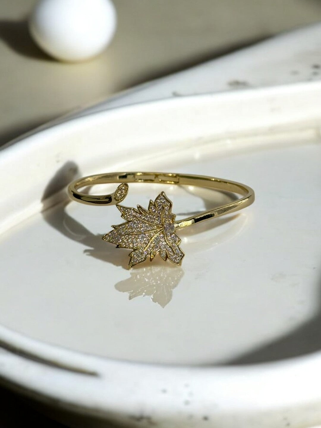 GOLDEN SHIMMERING DIAMOND LEAF