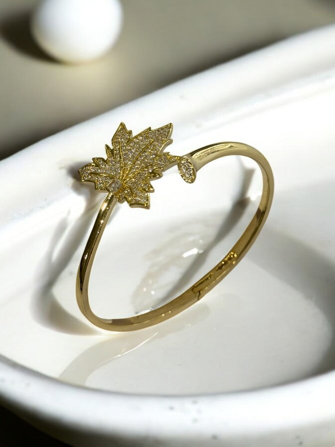 GOLDEN SHIMMERING DIAMOND LEAF