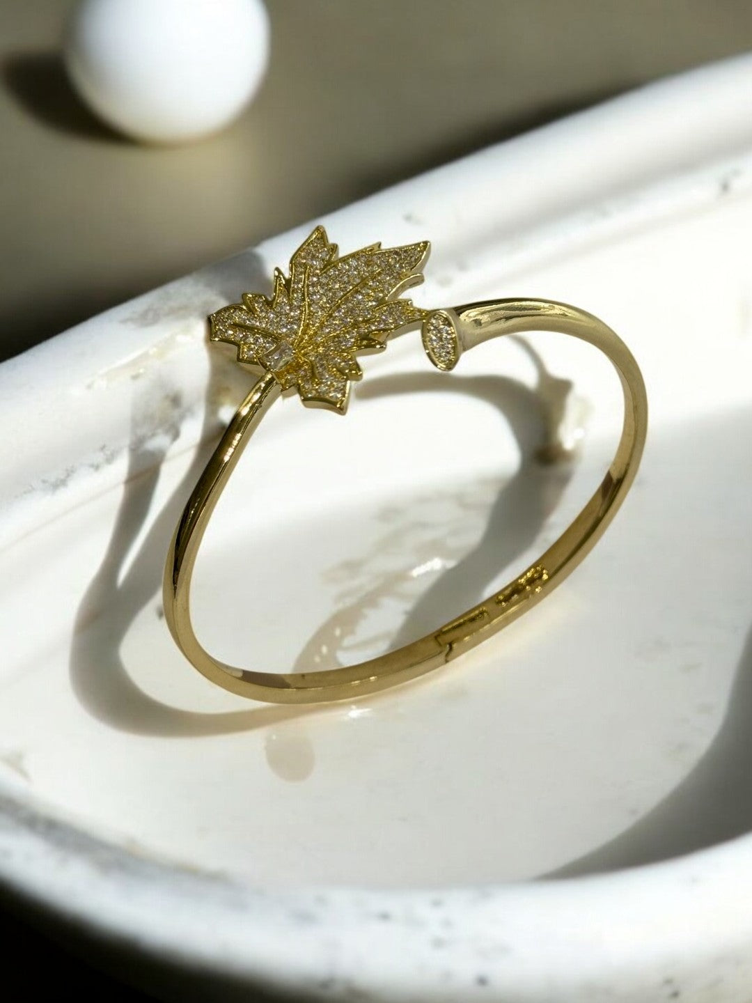 GOLDEN SHIMMERING DIAMOND LEAF