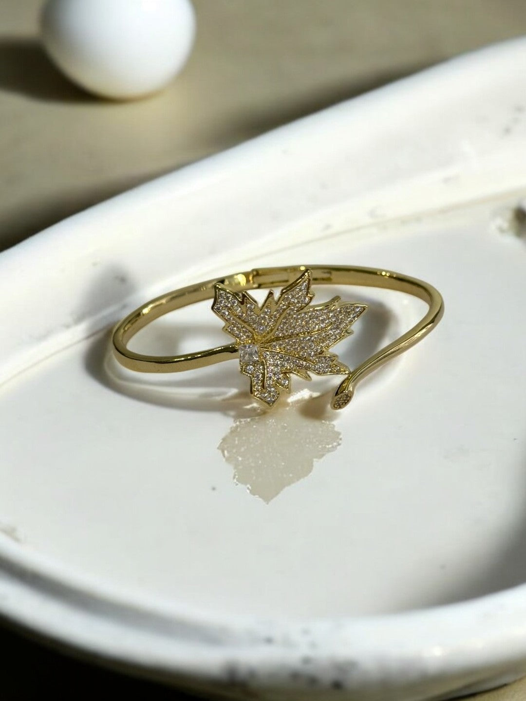 GOLDEN SHIMMERING DIAMOND LEAF