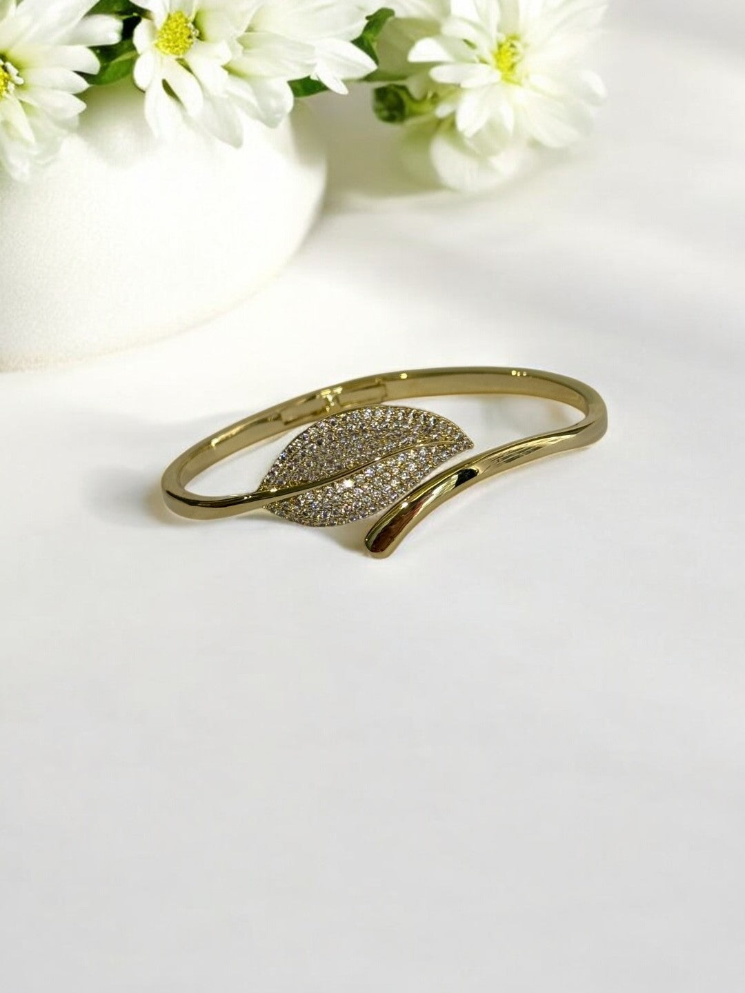 GOLDEN SHIMMERING DIAMOND LEAF