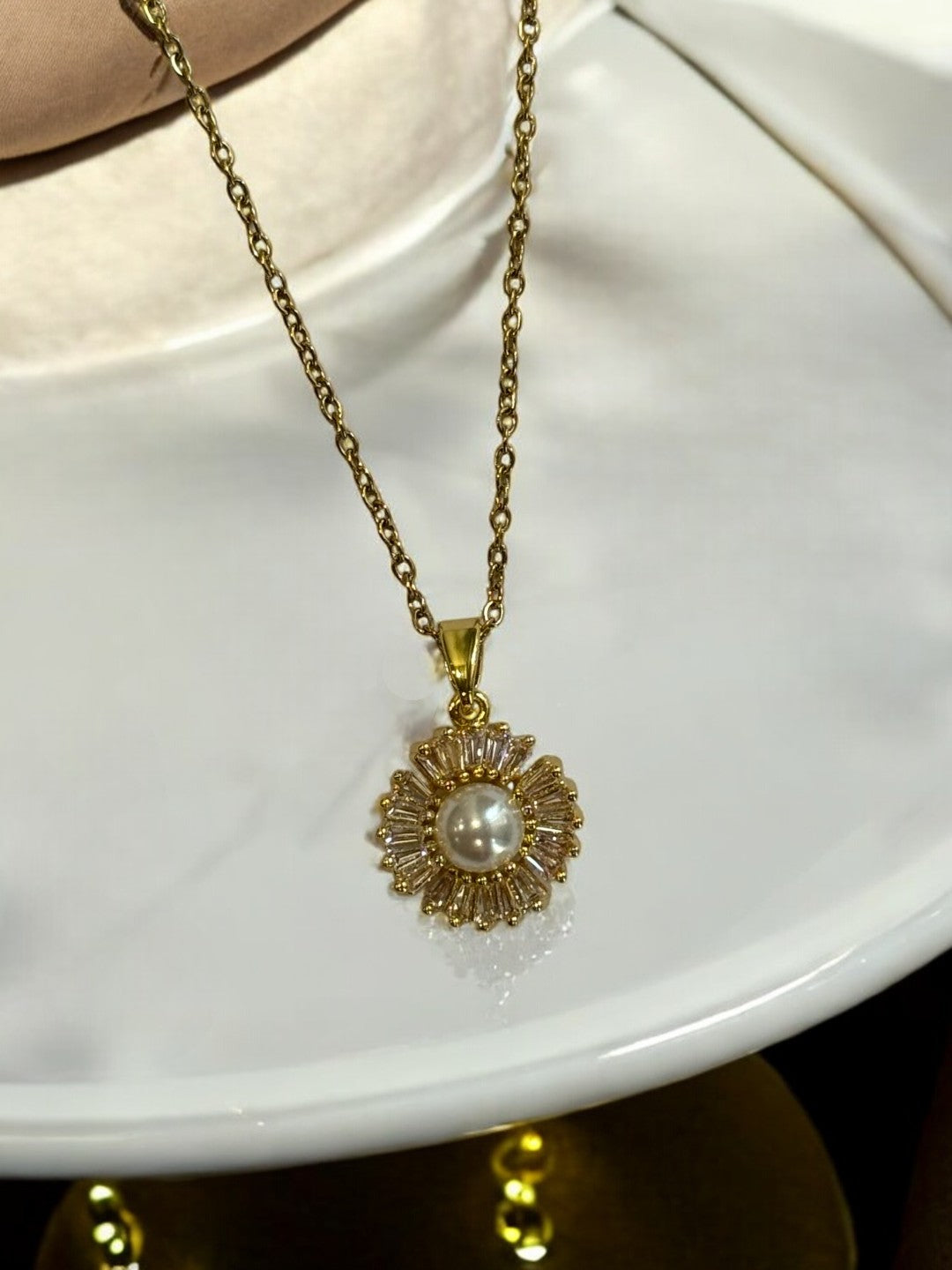 GOLDEN CHAIN PENDENT WITH PEARL AND DIAMOND