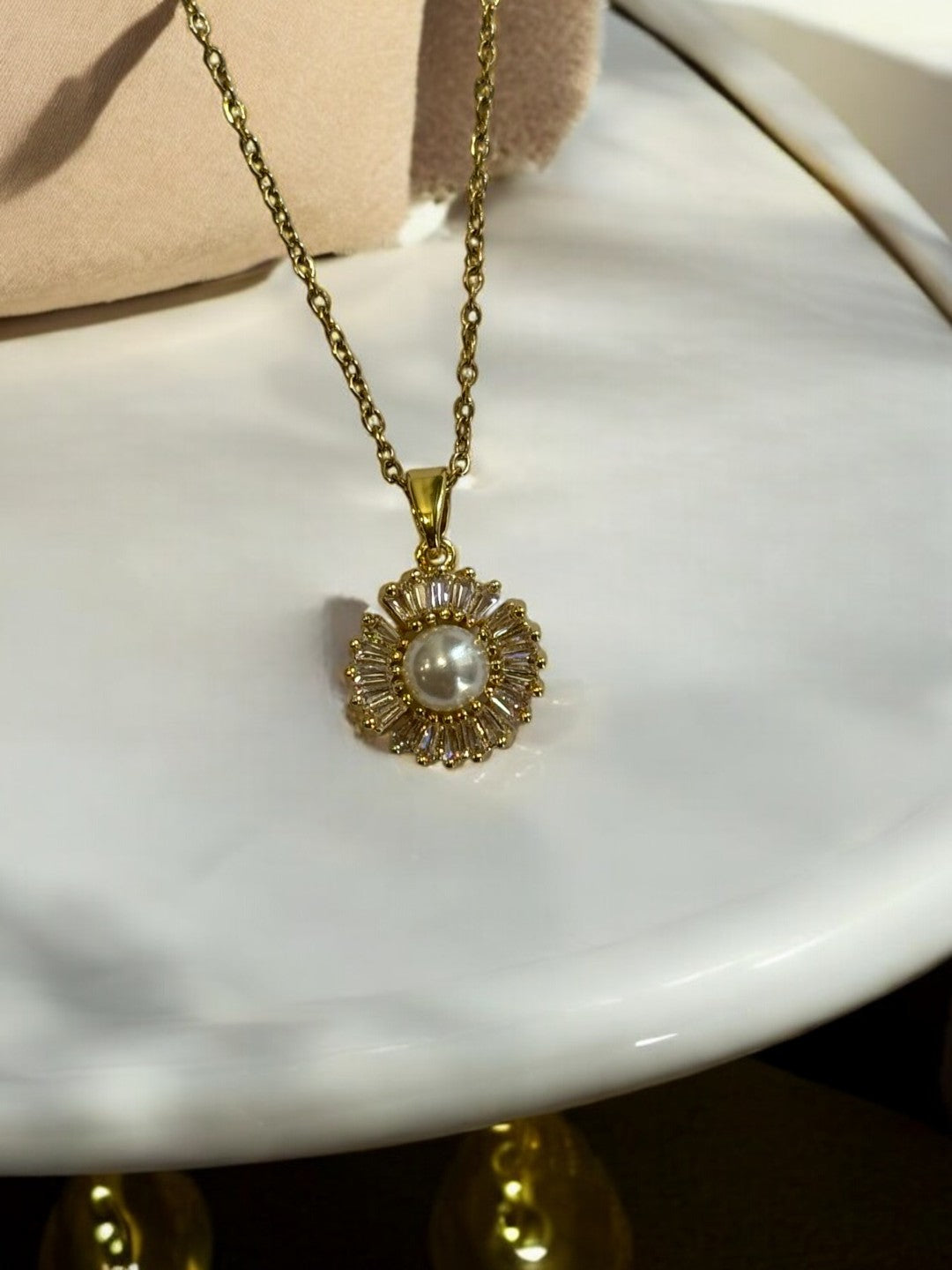 GOLDEN CHAIN PENDENT WITH PEARL AND DIAMOND