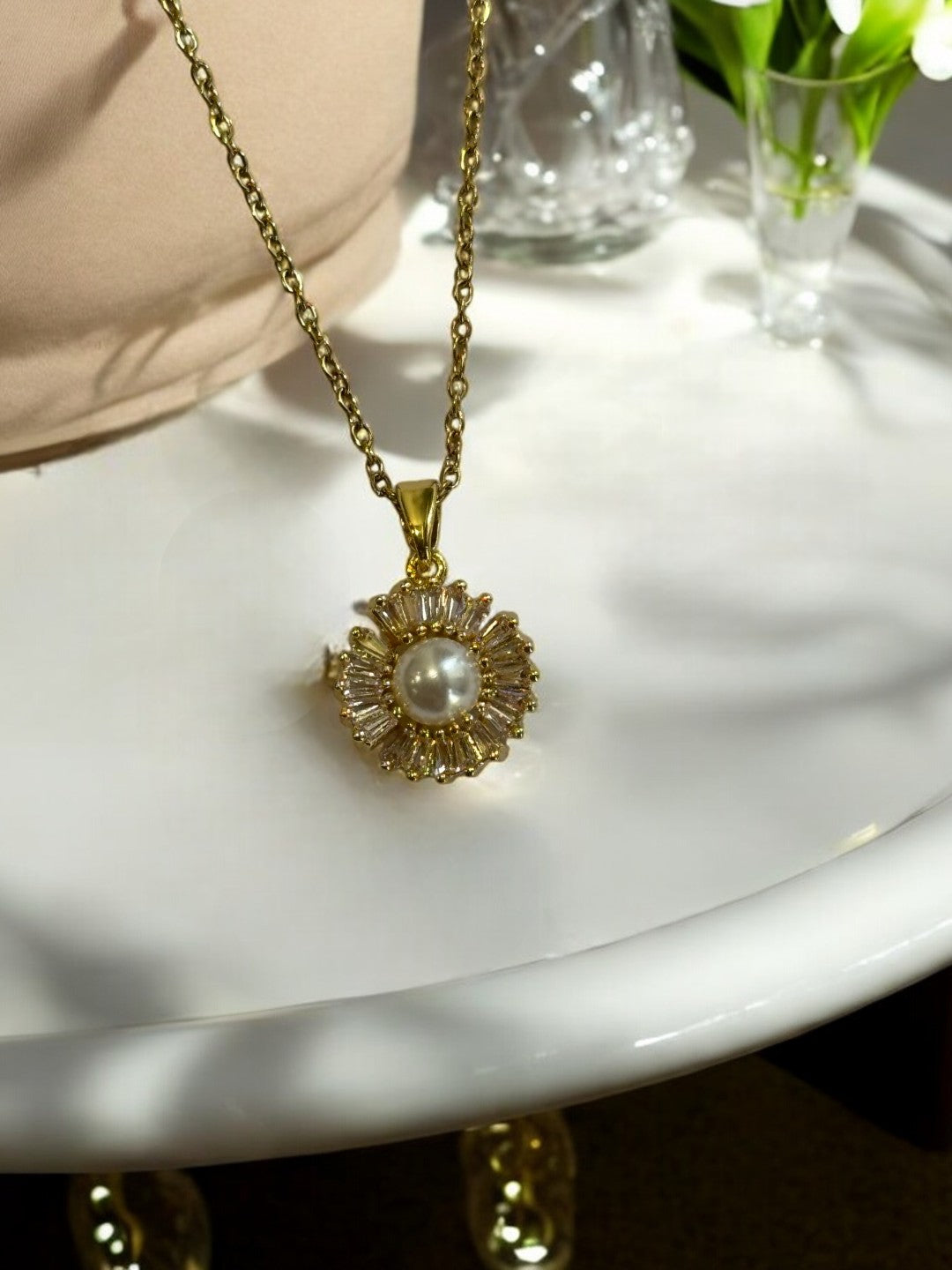 GOLDEN CHAIN PENDENT WITH PEARL AND DIAMOND