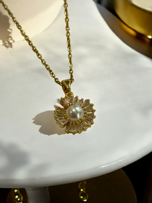 GOLDEN CHAIN PENDENT WITH PEARL AND DIAMOND