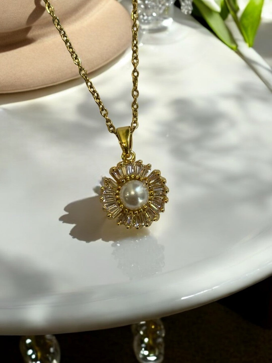 GOLDEN CHAIN PENDENT WITH PEARL AND DIAMOND