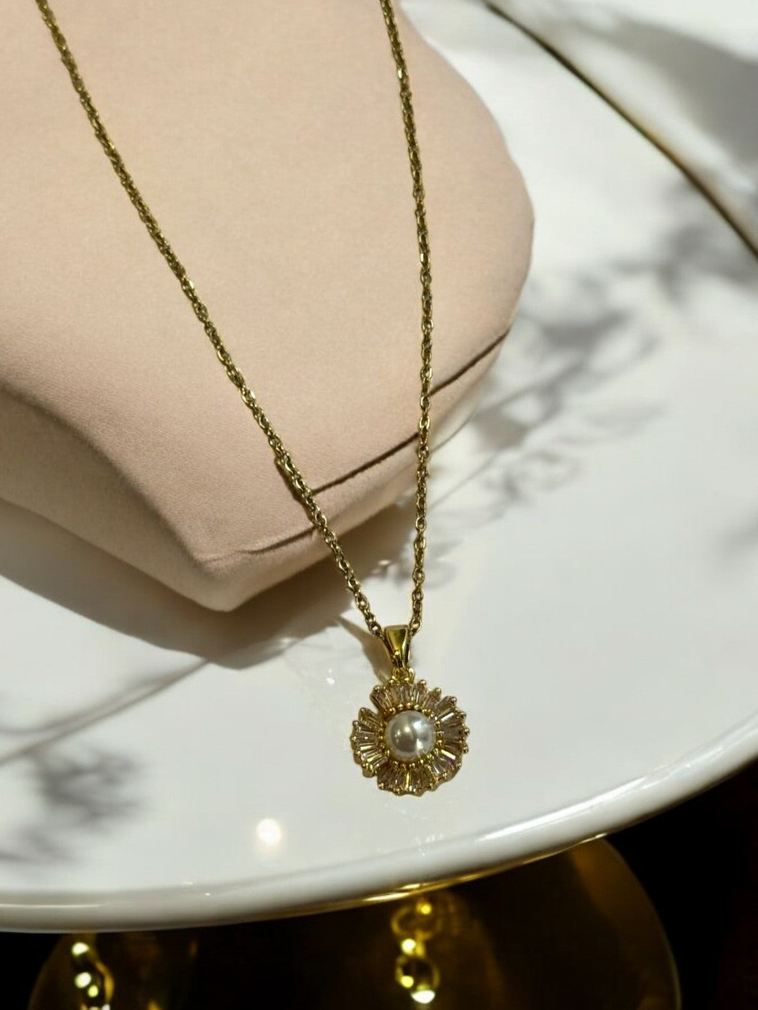 GOLDEN CHAIN PENDENT WITH PEARL AND DIAMOND