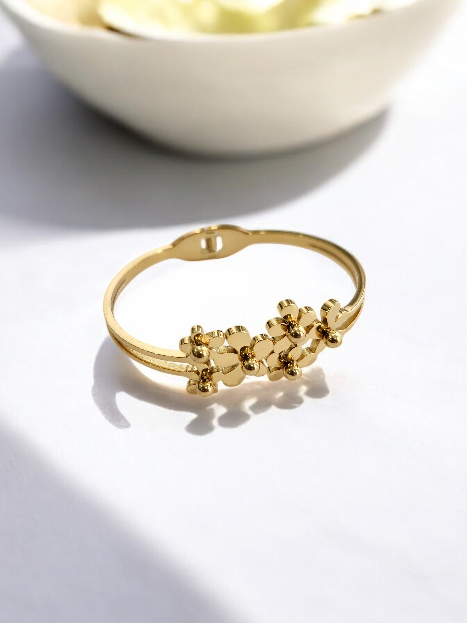 GOLDEN DAISY FLOWER