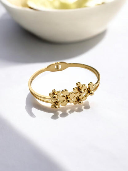 GOLDEN DAISY FLOWER