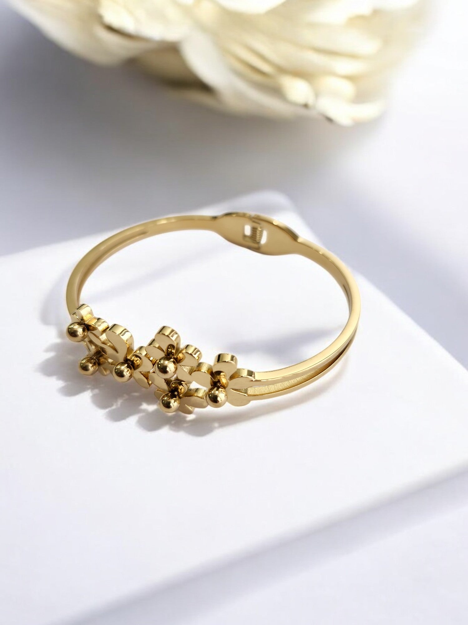 GOLDEN DAISY FLOWER