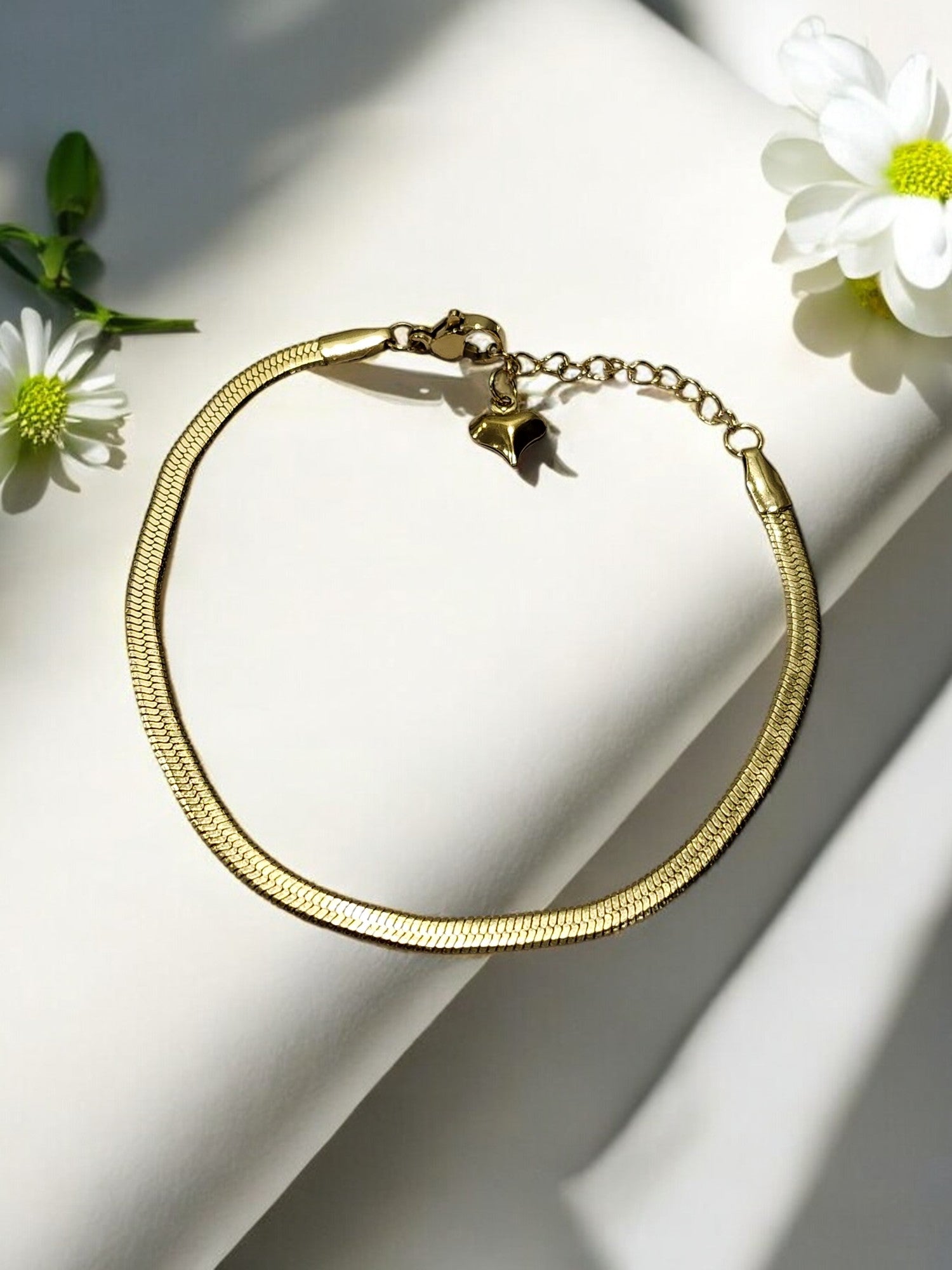 GOLDEN CHAIN LOOKING LUXURIES