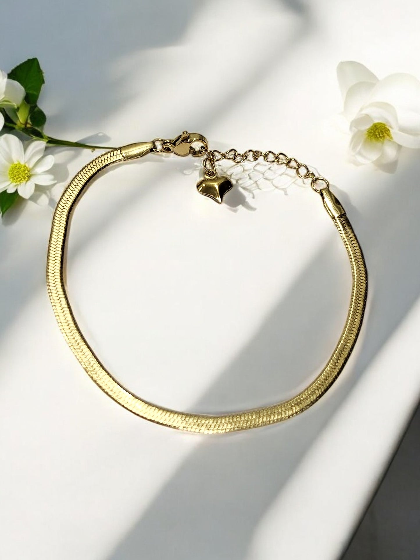 GOLDEN CHAIN LOOKING LUXURIES