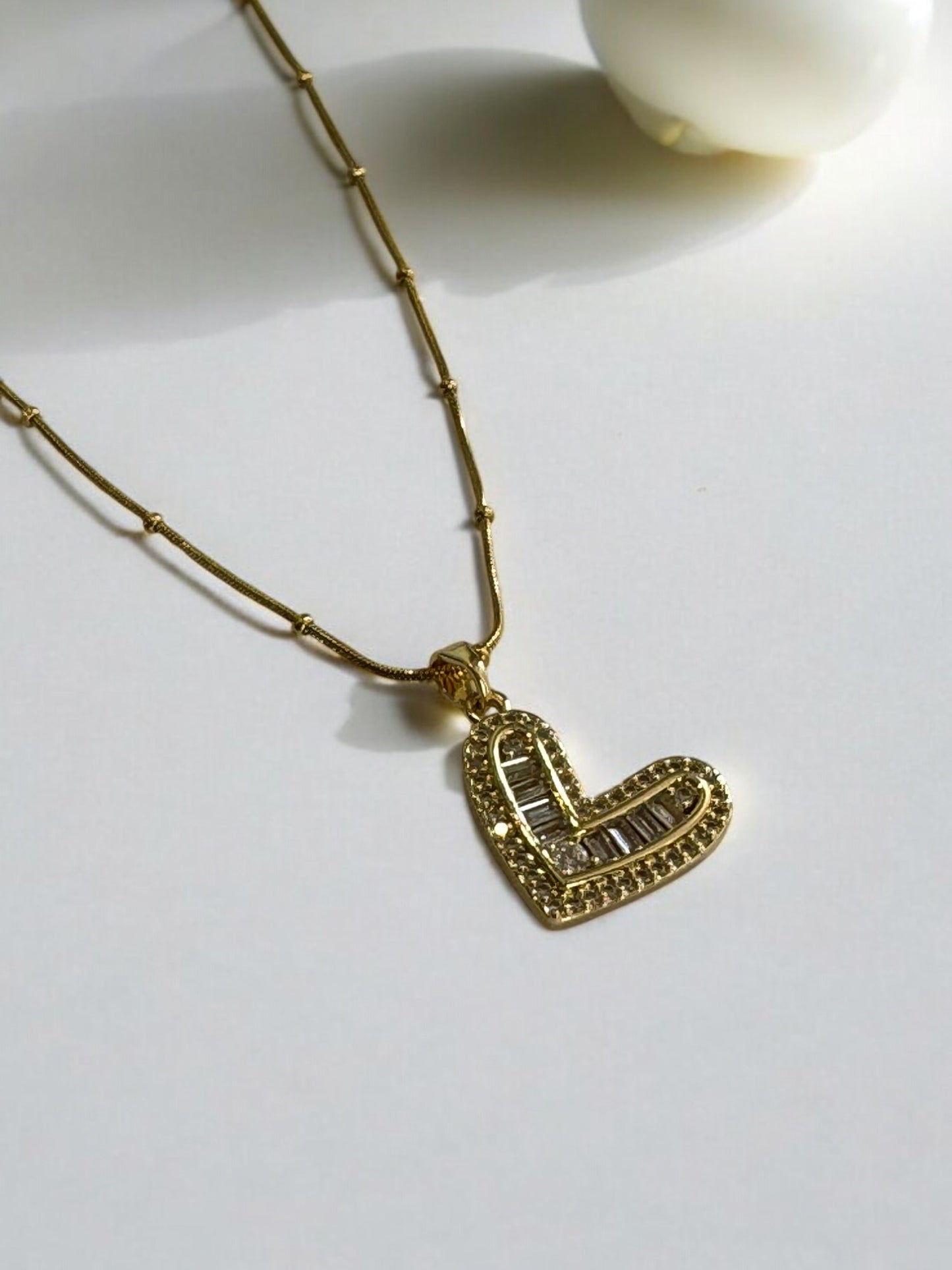 GOLDEN CHAIN WITH HANGING RECTANGULAR DIAMOND HEART
