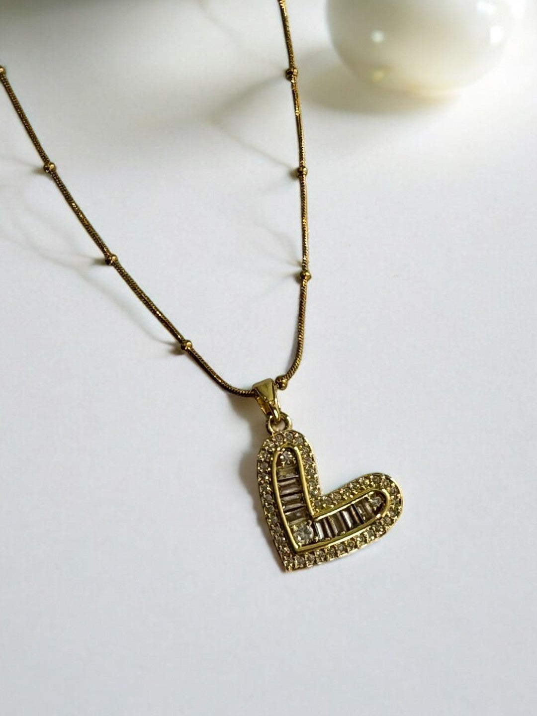 GOLDEN CHAIN WITH HANGING RECTANGULAR DIAMOND HEART