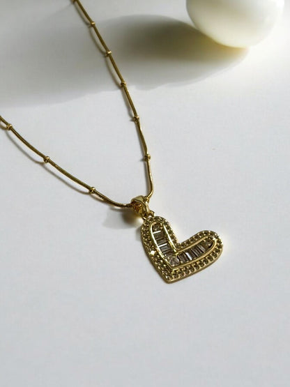 GOLDEN CHAIN WITH HANGING RECTANGULAR DIAMOND HEART