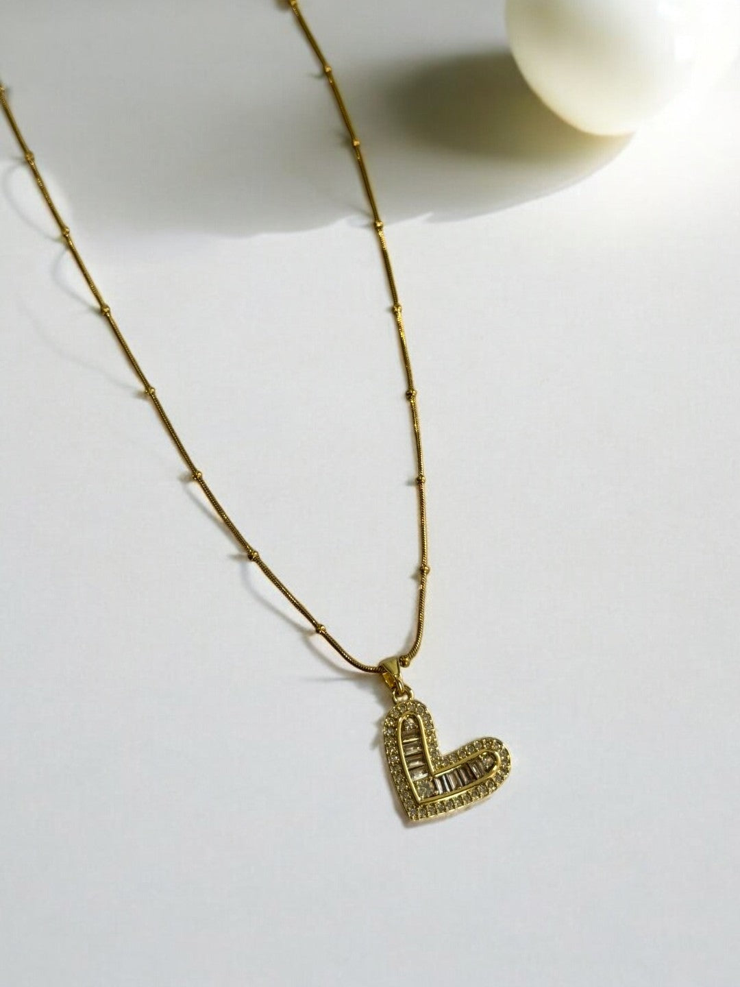 GOLDEN CHAIN WITH HANGING RECTANGULAR DIAMOND HEART
