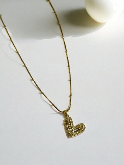 GOLDEN CHAIN WITH HANGING RECTANGULAR DIAMOND HEART