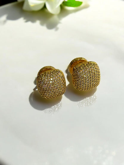 18K GOLD WITH DIAMOND STUD