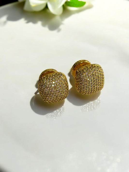 18K GOLD WITH DIAMOND STUD