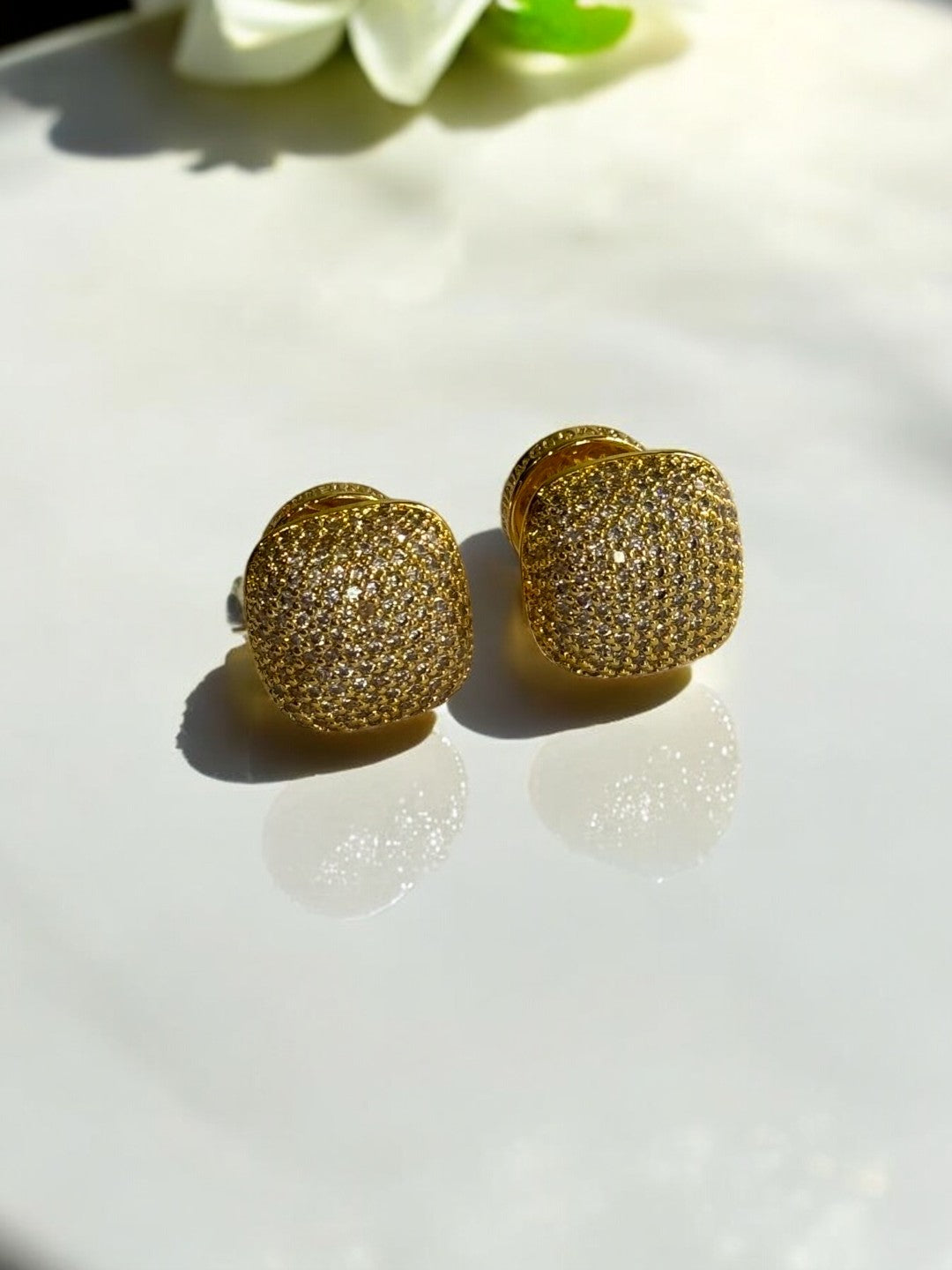 18K GOLD WITH DIAMOND STUD