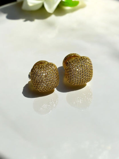 18K GOLD WITH DIAMOND STUD