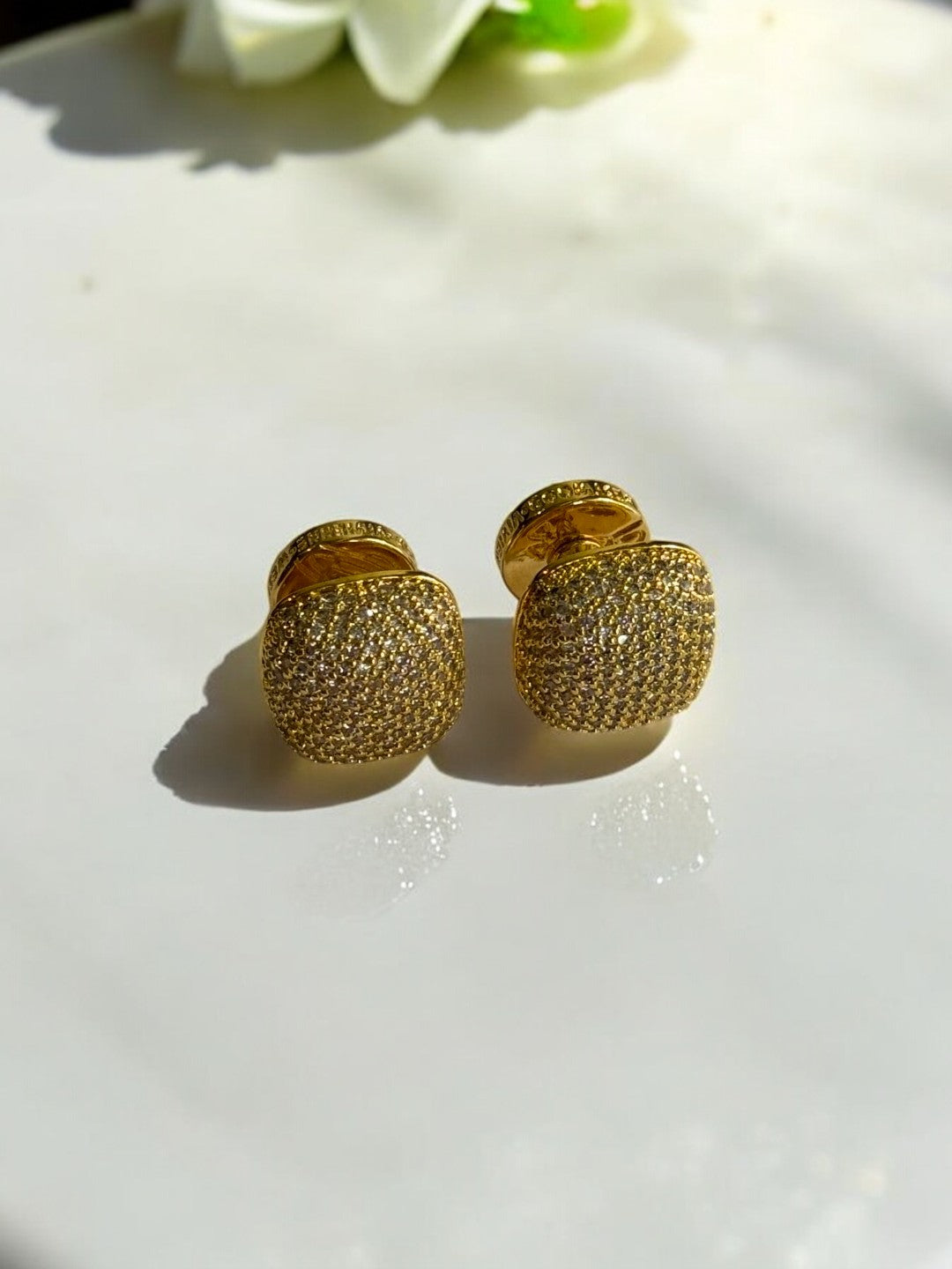 18K GOLD WITH DIAMOND STUD