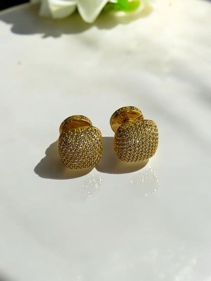 18K GOLD WITH DIAMOND STUD