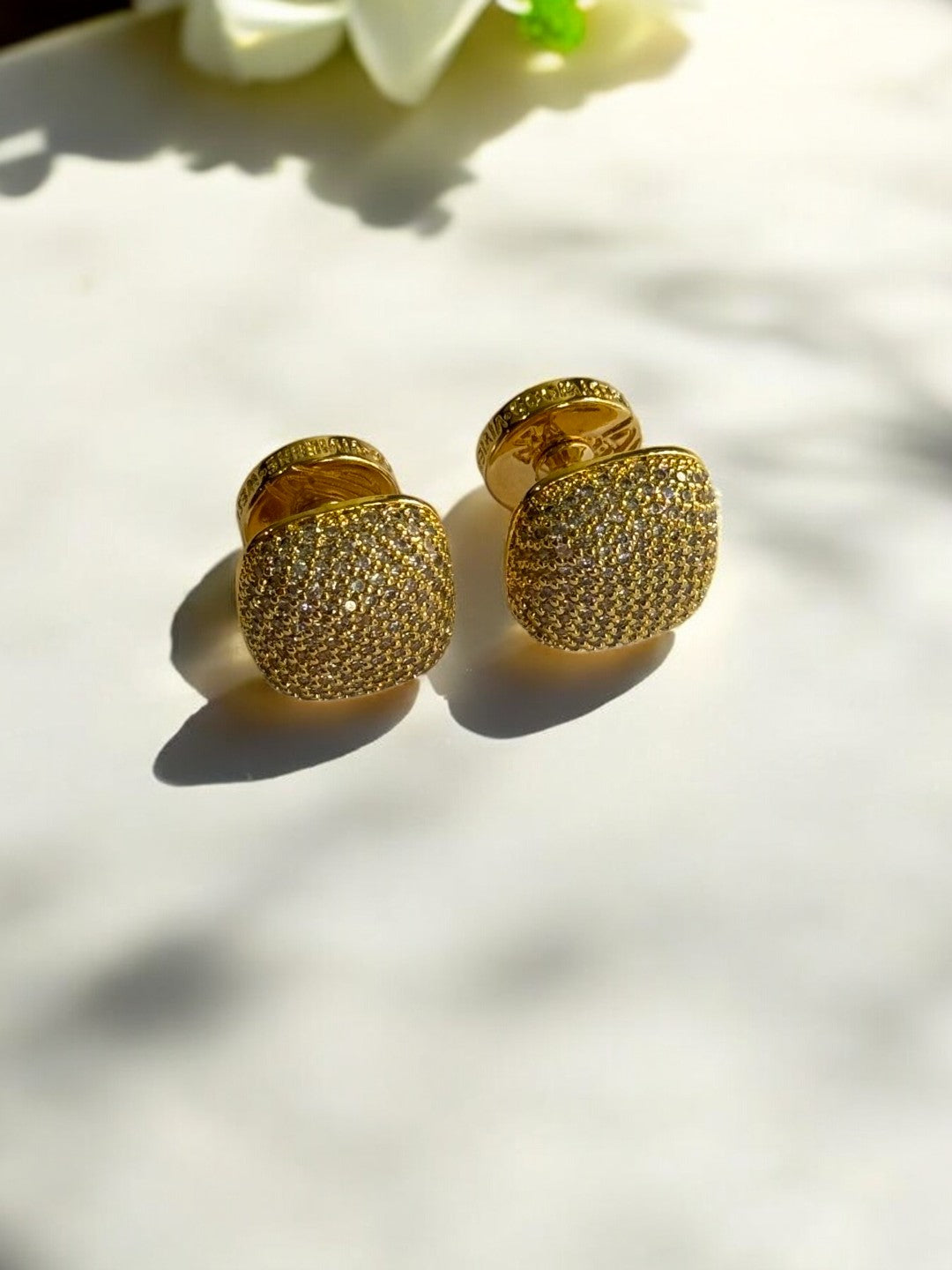 18K GOLD WITH DIAMOND STUD