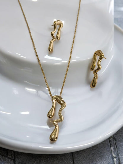 GOLDEN CHAIN WITH WATER DROP NECKLACE AND EARRING