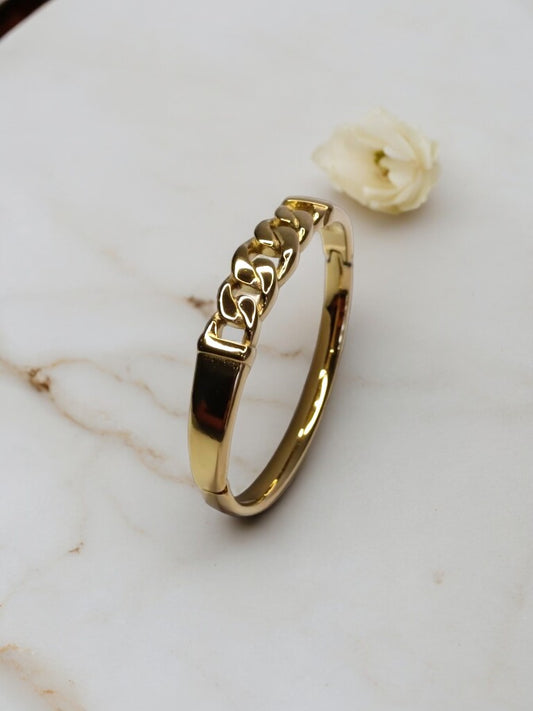 GOLDEN CLASSIC LOOKING CHAIN