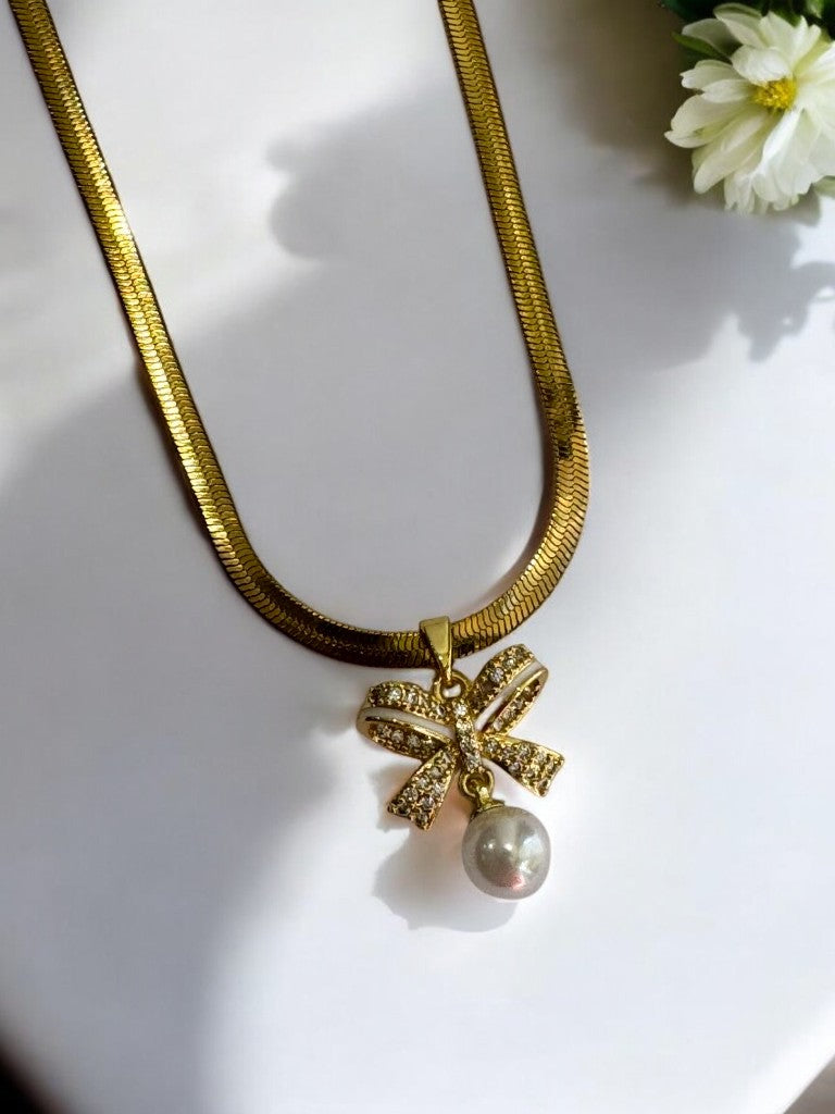 GOLDEN CHAIN WITH SPARKLING DIAMOND BOW AND HANGING PEARL